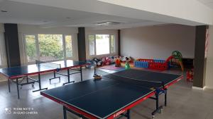 ein Zimmer mit 2 Tischtennisplatten in einem Zimmer in der Unterkunft Rincón del Sol in Pinamar