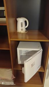 eine Kaffeemaschine und ein Drucker auf einem Regal in der Unterkunft Rincón del Sol in Pinamar