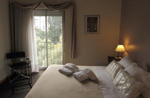 um quarto com uma cama com toalhas em Hotel Plaza Roma em Buenos Aires