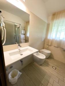 Koupelna v ubytování Hotel Garni del Lago + 37 fotografií