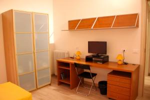 ein Zimmer mit einem Schreibtisch, auf dem ein Computer steht in der Unterkunft Lo Studio Guest House in Rom