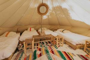 uma tenda com duas camas e uma mesa em Camping Santa Elena em Lloret de Mar