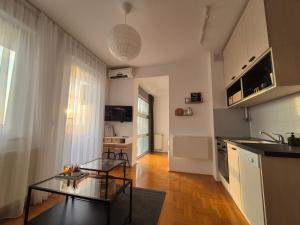 a living room with a table and a kitchen at Studio apartman Zubak in Đakovo