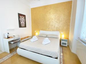 a bedroom with a bed with two towels on it at Casa Granatelli in Palermo