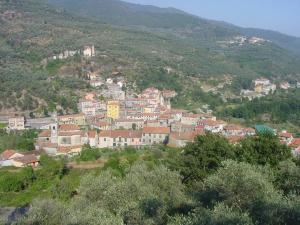 a town on the side of a mountain at Cà du Brenta Casa nel cuore della Liguria in Chiusavecchia