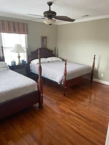 Downtown abode in the heart of the Bourbon Trail客房内的一张或多张床位