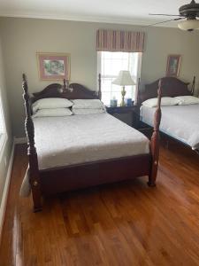 Downtown abode in the heart of the Bourbon Trail客房内的一张或多张床位