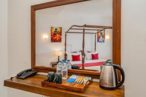 Příslušenství pro přípravu čaje a kávy v ubytování Kandy City Oasis Hotel