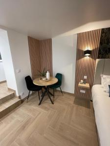 ein Zimmer mit einem Tisch und Stühlen und einem Bett in der Unterkunft Eiffel Tour Cosy Jade in Paris