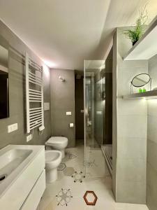 a bathroom with a toilet and a shower and a sink at Residenza d'Artista al Duomo1 in Salerno +41 photos