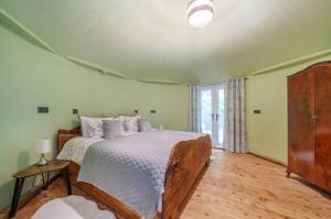 Treehouse in Devon - 2 bedrooms tesisinde bir odada yatak veya yataklar