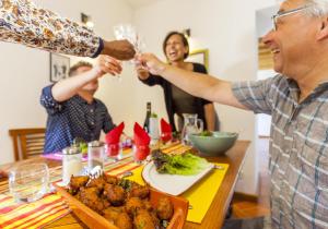 GillonnayPlaine et Colline Chambres et table d'hôtes Isère的一群人围坐在桌旁吃饭 更多64张照片