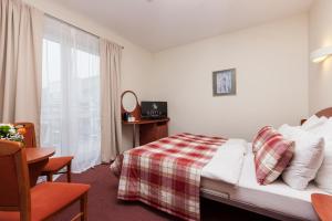 a hotel room with a bed and a window at Rezydencja Bielik in Międzyzdroje