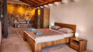 ein Schlafzimmer mit einem Bett mit blauen Handtüchern darauf in der Unterkunft Sea Star in Dubrovnik