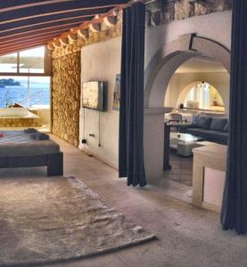 Zimmer mit einem Bett und einem Wohnzimmer mit einem Tisch in der Unterkunft Sea Star in Dubrovnik