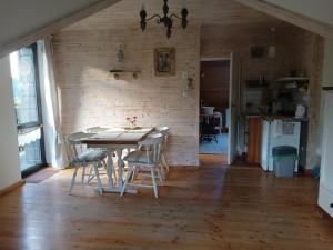 een eetkamer met een tafel en wat stoelen bij Kocia Górka in Wisła +42 foto's