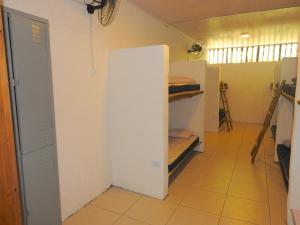 - une chambre blanche avec des lits superposés dans l'établissement VELINN Camping Ilhabela, à Ilhabela