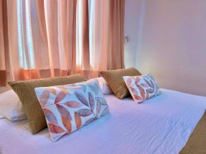 En eller flere senge i et værelse på Bungalow Caserio 48 by SunHousesCanarias