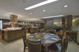 Restaurace v ubytování Hotel Deville Curitiba