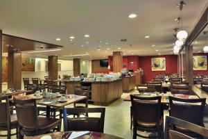 Restaurace v ubytování Hotel Deville Curitiba