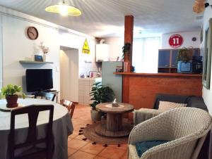 カンパンにあるAppartement au cœur du village de campanのテーブルとキッチンのあるリビングルーム