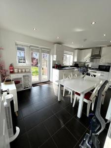 Kuchyň nebo kuchyňský kout v ubytování 3-bedroom house close to city centre