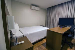 TV a/nebo společenská místnost v ubytování Hotel Deville Curitiba