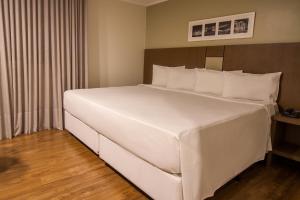 Postel nebo postele na pokoji v ubytování Hotel Deville Curitiba