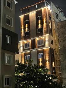 un edificio alto con luces encendidas por la noche en Z Inn Gachibowli Hyderabad, en Hyderabad