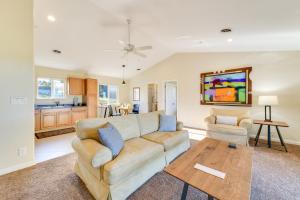 un salon avec un canapé et une table dans l'établissement Kelseyville Cottage Private Deck and On-Site Winery, à Kelseyville