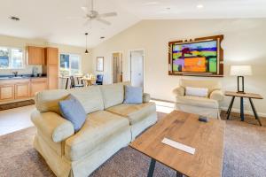 un salon avec un canapé et une table dans l'établissement Kelseyville Cottage Private Deck and On-Site Winery, à Kelseyville