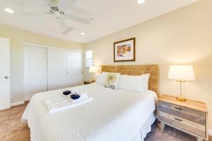 une chambre avec un lit avec un plateau dessus dans l'établissement Kelseyville Cottage Private Deck and On-Site Winery, à Kelseyville