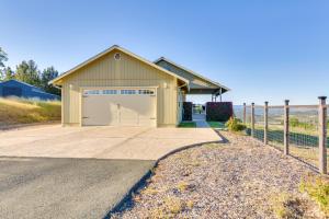 une maison avec garage et clôture dans l'établissement Kelseyville Cottage Private Deck and On-Site Winery, à Kelseyville