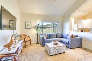 un salon avec un canapé bleu et une table dans l'établissement Kelseyville Vacation Rental about 5 Mi to Clear Lake!, à Kelseyville