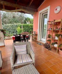 a patio with a wicker chair and a table at La Beata Giovanna in Mesagne