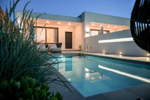 Bazén v ubytování Melior Luxury Villas nebo v jeho okolí