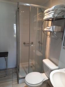 un bagno con doccia, WC e lavandino di MarSerena a La Serena