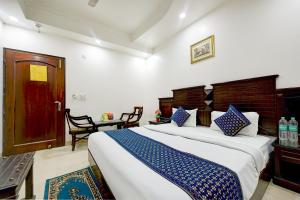 Postel nebo postele na pokoji v ubytování Hotel Legend International -Just a min walk from New Delhi Railway Station