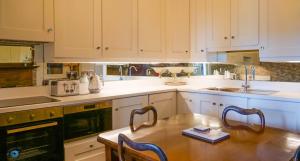 Mervue Apartment, 4 Causeway View, Portrush的厨房或小厨房