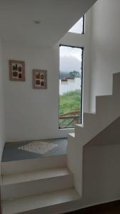 a white room with stairs and a large window at VILLAGE Vista do Cruzeiro ITAITU in Jacobina
