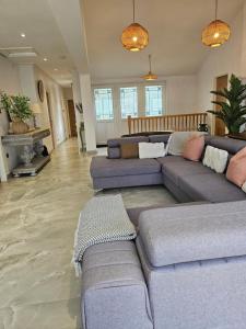 Coin salon dans l'établissement Stunning Front Line Ocean Views Luxury Beach House