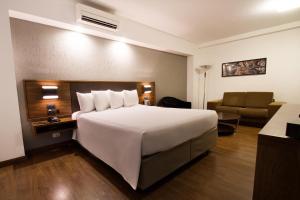 Postel nebo postele na pokoji v ubytování Hotel Deville Curitiba