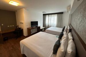TV a/nebo společenská místnost v ubytování Hotel Deville Curitiba