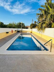Piscina de la sau aproape de Adosado en la playa con piscina