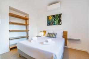 ボルドーにあるMagnifique Appartement Climatise - Proche Garonneのタオルが敷かれた白いベッドのある寝室 +7枚の写真