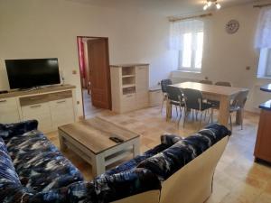 TV a/nebo společenská místnost v ubytování Apartmány pod Barunčinou školou