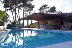 ein Swimmingpool vor einem Haus in der Unterkunft AfriKana in Arenas de San Pedro