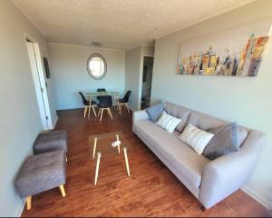 a living room with a couch and a table at Acogedor departamento en Curicó in Curicó