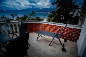 una mesa en un balcón con vistas al agua en Apartman Panorama, en Rijeka 51 fotos más