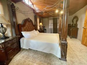 una camera da letto con un letto grande e un comò di Casa Mia Volcan a Volcán